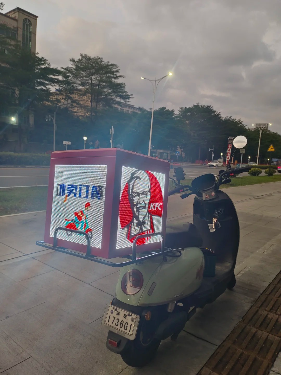 otorbike Food Delivery Boxes with LED Displays 2.pic